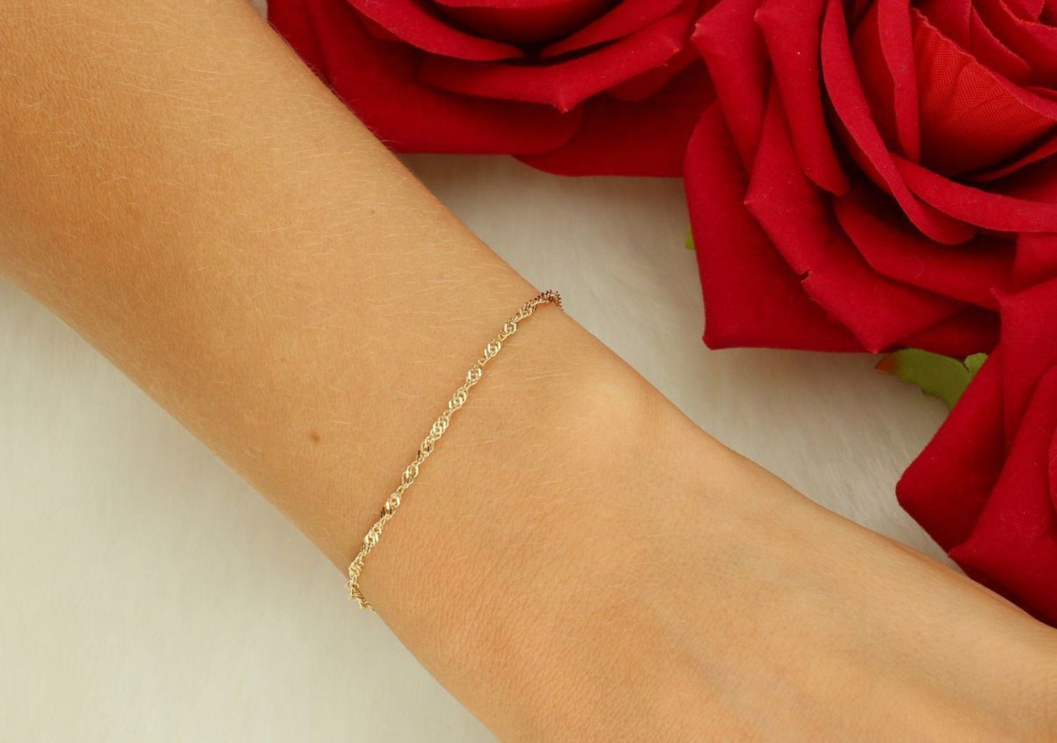 Złota bransoletka Singapur o długości 18 cm i szerokości 2 mm. Wykonana z wysokiej jakości złota próby 585. Lekka, elegancka i ponadczasowa – idealna na co dzień i na prezent.1.jpg